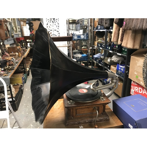 623 - VINTAGE GRAMOPHONE WITH HORN 