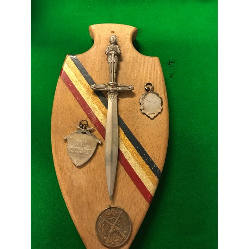 51 - WOODEN SHEILD WITH 2 X SILVER MILITARY SHOOTING MEDALS + 1 NON-SILVER MILITARY SHOOTING MEDAL - 1950... 