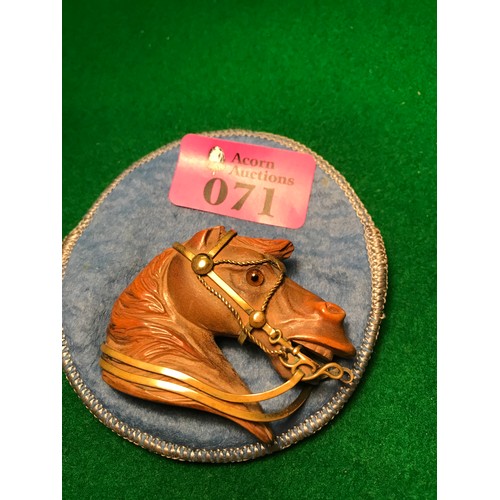 71 - STUNNING VINTAGE HORSE HEAD BROOCH WITH GLASS EYE METAL REINS