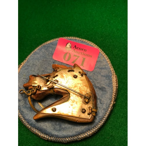 71 - STUNNING VINTAGE HORSE HEAD BROOCH WITH GLASS EYE METAL REINS