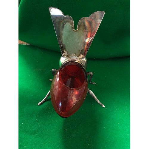 117 - STUNNING METAL HONEY BEE WITH RED GLASS BODY. LIFT WINGS TO REVEAL THE RED GLASS HONEY POT - MADE BY... 