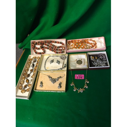 179 - NICE QTY OF VINTAGE JEWELLERY INC NECKLACES, BROOCHES ETC - BOXES FOR DISPLAY