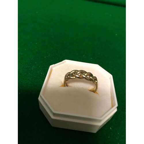 300 - LOVELY 9CT GOLD RING - SIZE P - WEIGHT = 3GRMS - BOX FOR DISPLAY