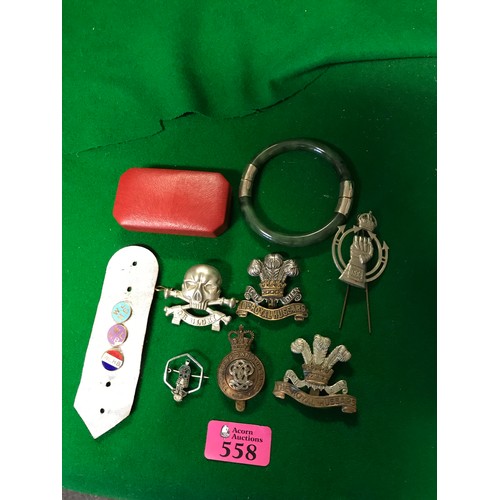 558 - QTY OF MILITARY CAP BADGES, PIN BADGES, VINTAGE EMPTY JEWELLERY BOX AND BANGLE ETC