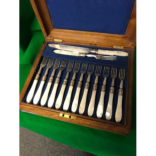 560 - LOVELY VINTAGE BOX OF FISH CUTLERY  - MAKERS MARK M H & CO - PS