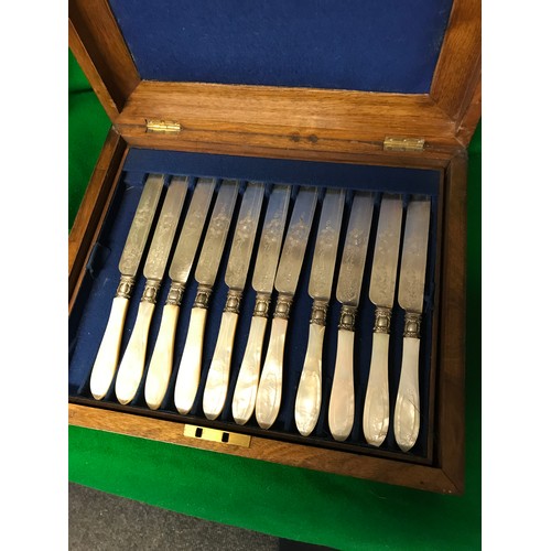 560 - LOVELY VINTAGE BOX OF FISH CUTLERY  - MAKERS MARK M H & CO - PS