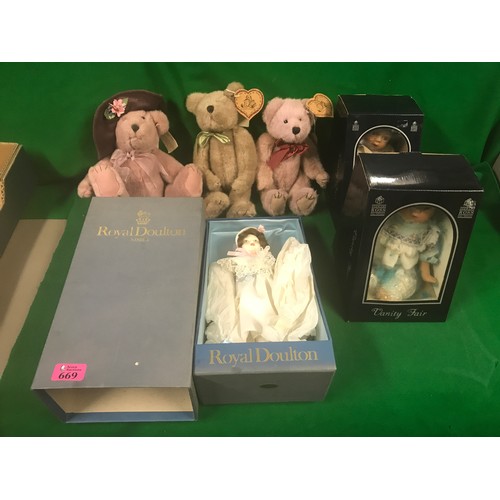 669 - 3 X TEDDY BEARS, DOULTON NESBIT BOXED DOLL & 2 X BOXED STEWART ROSS DOLLS