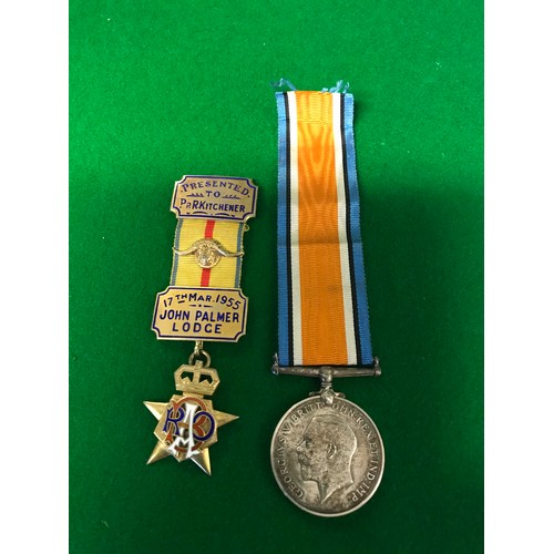 78 - 3 X ASSORTED AIR FORCE BADGES & SILVER MASONIC LODGE MEDAL & 1418 WAR MEDAL AWARDED TO PTE R KITCHEN... 