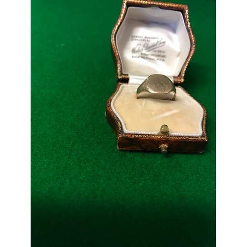 136 - LOVELY 9CT GOLD GENTS SIGNET RING - 3GRMS