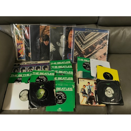 165 - 8 X BEATLES / MCCARTNEY, LENNON, WINGS LPs & APPROX 30 BEATLES 45s & VINTAGE CARRY CASE