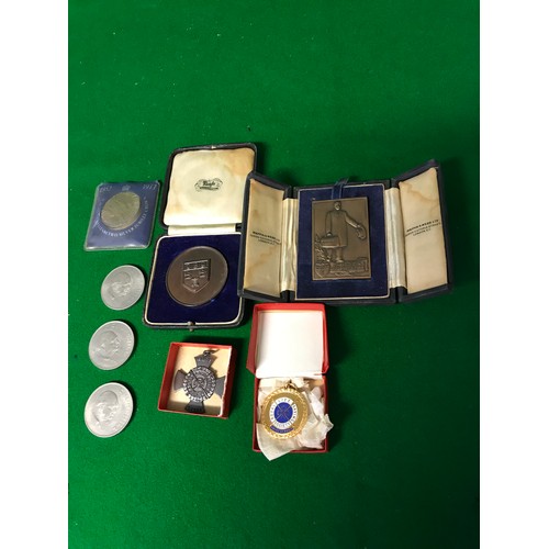 183 - QTY OF COMMEMORATIVE COINS AND CIVIL MEDALS INC DOCTORS PRESENTATION MEDAL IN A 2 DOOR CASE WITH EAS... 