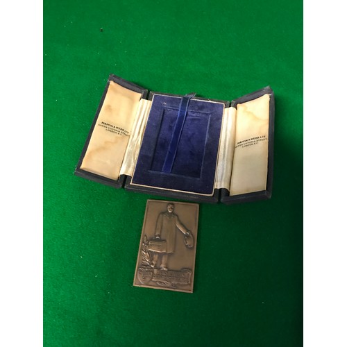 183 - QTY OF COMMEMORATIVE COINS AND CIVIL MEDALS INC DOCTORS PRESENTATION MEDAL IN A 2 DOOR CASE WITH EAS... 