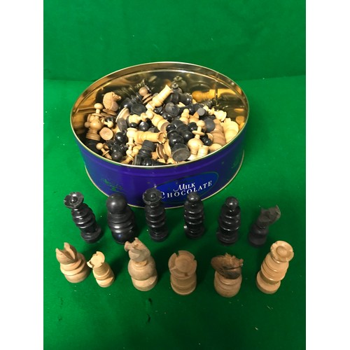 31 - LARGE QTY OF ASSTD WOODEN CHESS PEICES