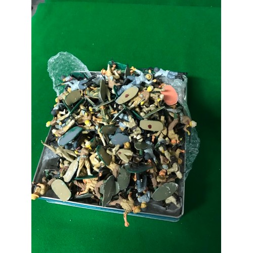 216 - BOX OF VINTAGE PLASTIC SOLDIERS