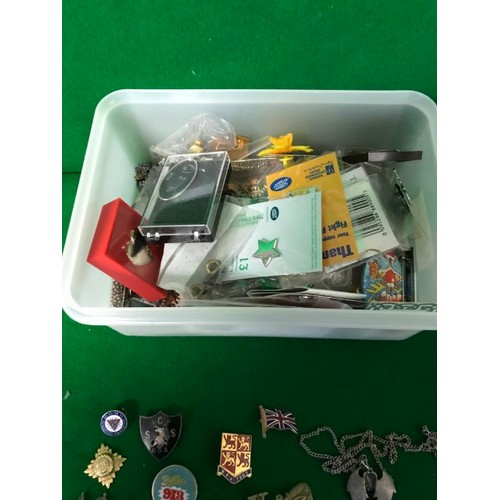 238 - QTY OF VINTAGE DIECAST VEHICLES & BOX OF MIXED MAINLY PIN BADGES & OTHERS - APPROX 100