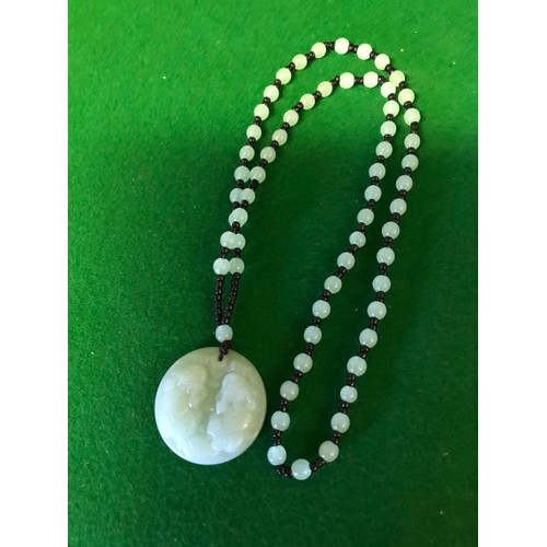 292 - VERY PRETTY CELADON JADE BEAD PENDANT NECKLACE