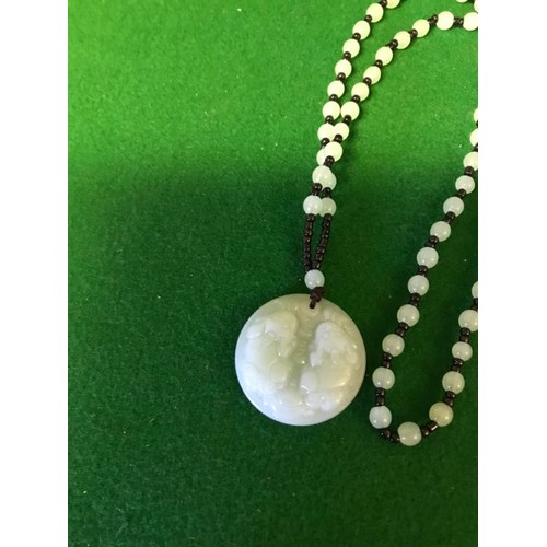 292 - VERY PRETTY CELADON JADE BEAD PENDANT NECKLACE