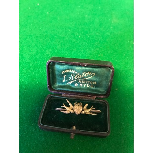 307 - BEAUTIFULL 9CT GOLD BIRD & HEART BROOCH - CHESTER 1898 - IN ORIGINAL BOX