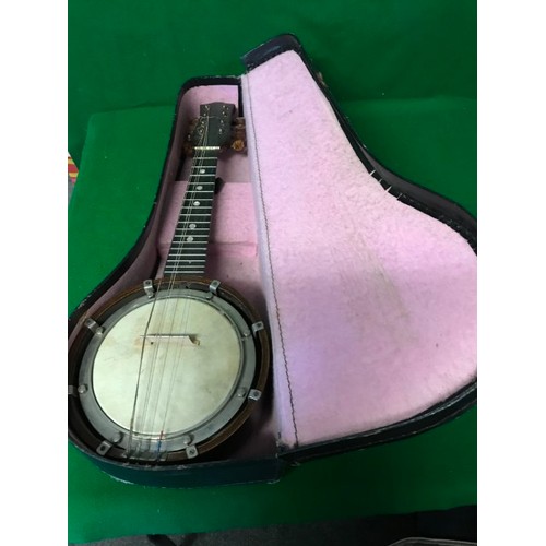 400 - VINTAGE CASED 6 STRING RELIANCE BANJOLELE