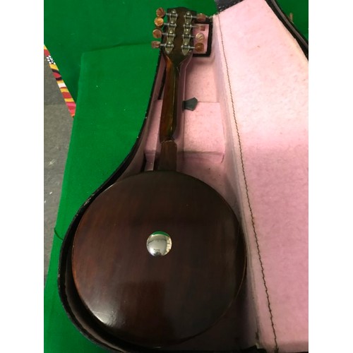 400 - VINTAGE CASED 6 STRING RELIANCE BANJOLELE