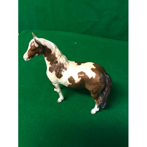 418 - BESWICK SKEWBALD GLOSS PINTO PONY  - 17CMS H X 18CMS L