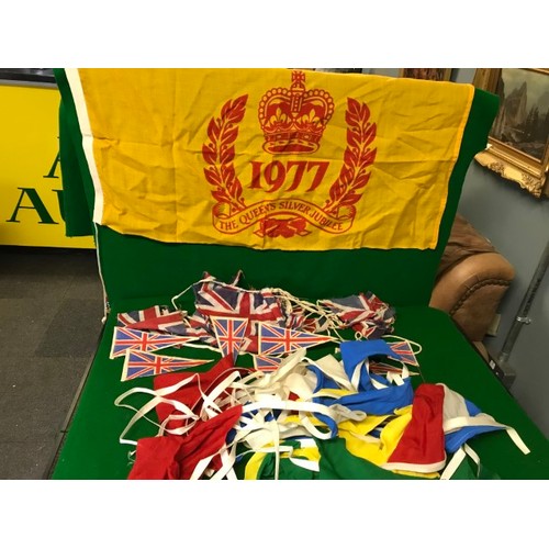 513 - BOX OF ASSORTED BUNTING, FLAGS & JUBILEE FLAG - SOME VINTAGE