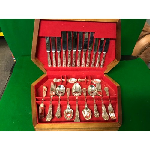 530 - VINTAGE BOXED CUTLERY SET