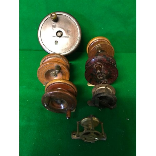 558 - 7 X VINTAGE FISHING REELS - 2 X METAL, 1 X BAKERLITE & 4 X WOOD