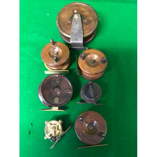 558 - 7 X VINTAGE FISHING REELS - 2 X METAL, 1 X BAKERLITE & 4 X WOOD