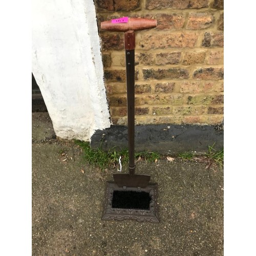 563 - GARDEN BOOT SCRAPE IN THE FORM OF A SHOVEL - 90CMS H