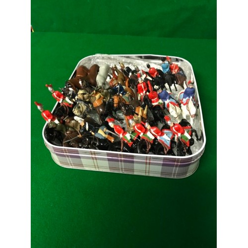 634 - TIN OF APPROX 23 X HORSEBACK SOLDIERS & 6 X LOOSE HORSES