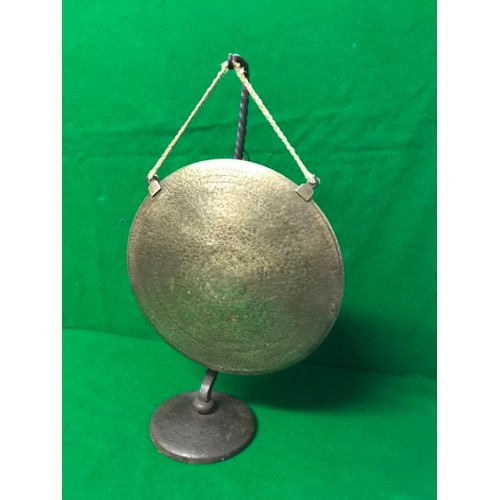 654 - VINTAGE BRASS DINNER GONG WITH HAMMER - 44CMS H