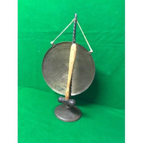 654 - VINTAGE BRASS DINNER GONG WITH HAMMER - 44CMS H