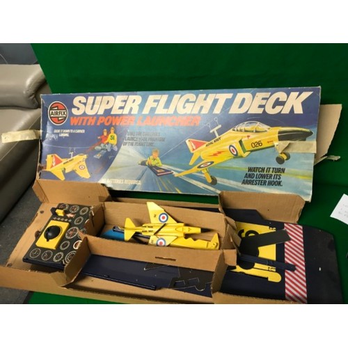 725 - AIRFIX VINTAGE SUPER FLIGHT DECK WITH POWER LAUNCHER - BOX TATTY