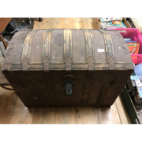 842 - DOME TOP TRUNK WITH METAL STRAPPING - 75CMS X 45CMS X 55CMS H - COLLECTI0N ONLY OR ARRANGE OWN COURI... 