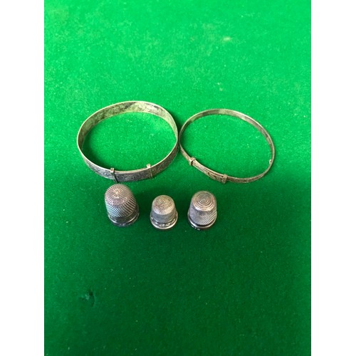 897 - 2 X SILVER BANGLES & 3 X SILVER HALLMARKED THIMBLES