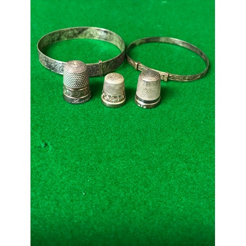 897 - 2 X SILVER BANGLES & 3 X SILVER HALLMARKED THIMBLES