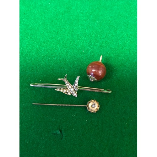 898 - VICTORIAN TIE PIN, AGATE CHARM & SWALLOW BROOCH