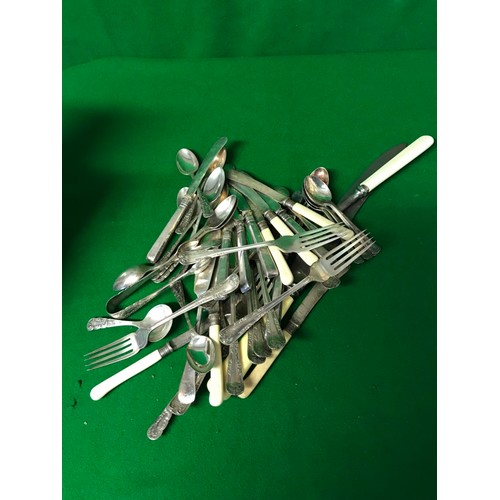 900 - QTY OF MIXED CUTLERY INCLUDING SOME SILVER