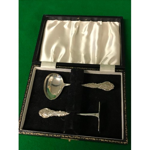 29 - CASED HALLMARKED SILVER VINTAGE SPOON & PUSHER SER - APPROX 32GRMS