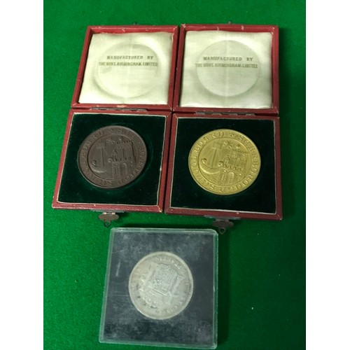52 - 1 X CASED COMMEMORATIVE COIN & 2 X SCHHOL MEDALS