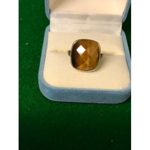 77 - 9CT GOLD RING SET TIGERS EYE TO CENTRE - RING SIZE K -  4.2GRMS OVERALL