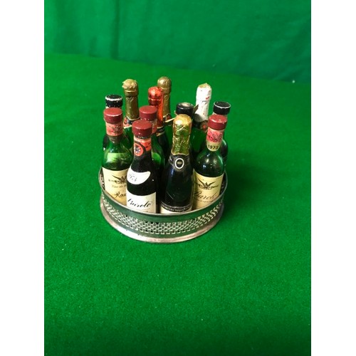 94 - SMALL WINE COASTER WITH 12 X MINIATURE BOTTLES INC CHAMPAGN E