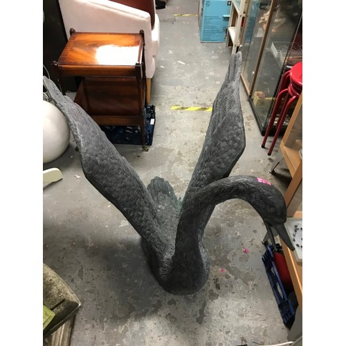 196 - VERY LARGE METAL GARDEN SWAN - 1 BROKEN LEG - WING TO WING MEASURES 90CMS X LENGTH 100CMS X 70CMS H ... 