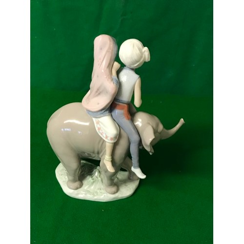 392 - BEAUTIFULL LLADRO COLLECTABLE FIGURE 