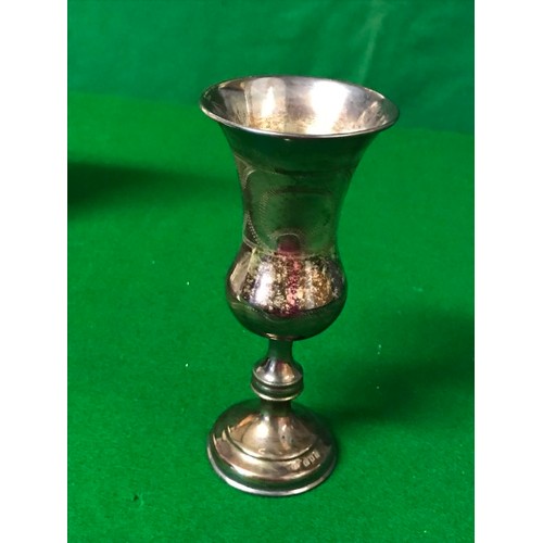 451 - SILVER YIDDISH CUP DATED 1903, CASED PAIR OF SILVER BRUSHES C1955