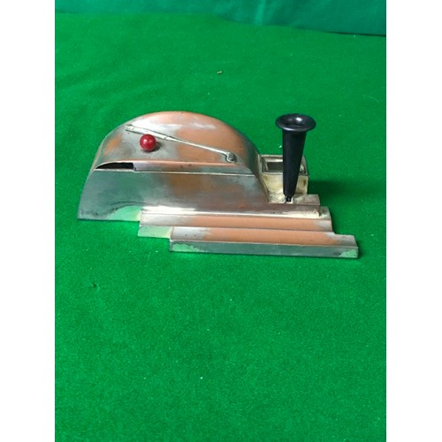 471 - VINTAGE GOLF THEME DESK SET WITH 2 X INK WELLS & PEN HOLDER - WHEN THE LID OPENS THE PEN HOLDER MOVE... 