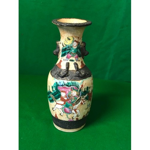 472 - LOVELY VINTAGE ORIENTAL VASE DECORATED WITH WARRIORS ETC - STANDS 25CMS