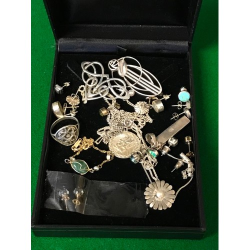 612 - QTY OF ASSORTED SILVER JEWELLERY & PAIR OF SMALL 9CT GOLD EARINGS