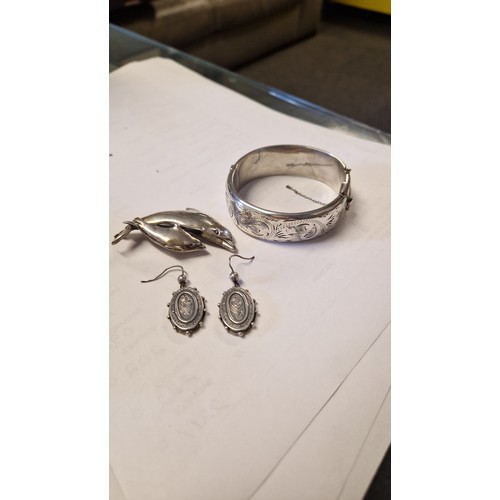 746 - 3 X SILVER ITEMS - PAIR OF SILVER EARINGS, BROOCH & HINGED BRACELET